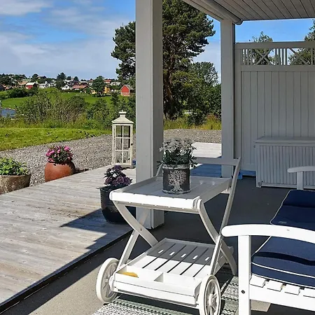 10 Person In I Romsdal * Tornes